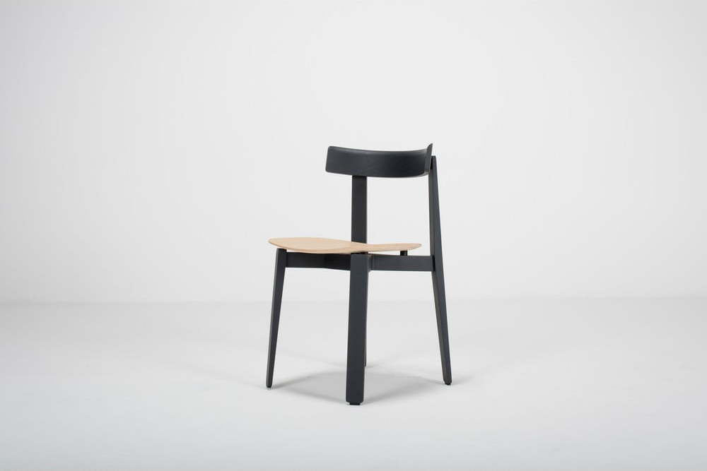 Černá jídelní židle z dubového dřeva Gazzda Nora Gazzda