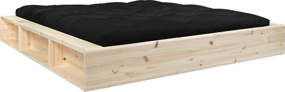 Dvoulůžková postel z masivního dřeva s úložným prostorem a černým futonem Comfort Karup Design