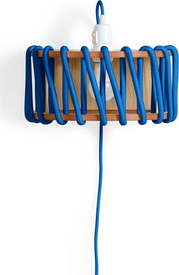 Modrá nástěnná lampa s dřevěnou konstrukcí EMKO Macaron