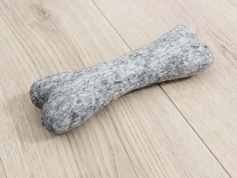 Ocelově šedá zvířecí vlněná hračka ve tvaru kosti Wooldot Pet Bones