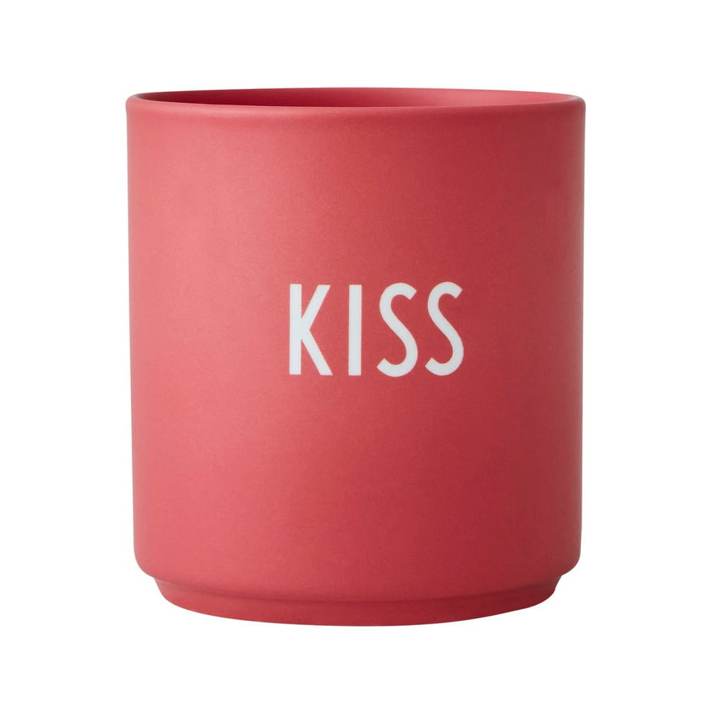 Červený porcelánový hrnek Design Letters Kiss