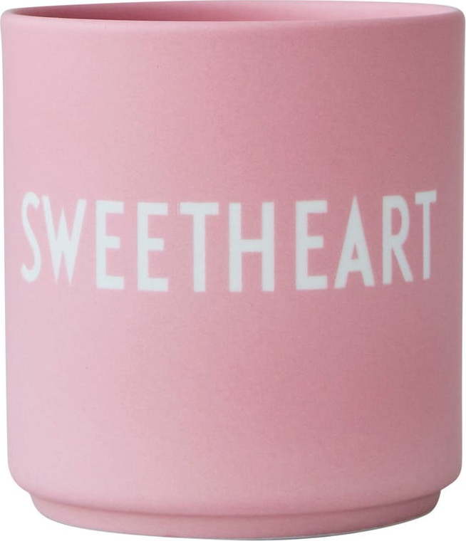 Růžový porcelánový hrnek Design Letters Sweetheart